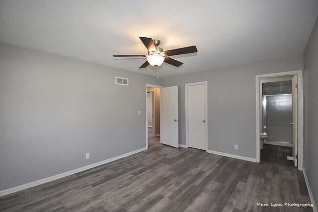 Building Photo - 106 W Kendall Dr
