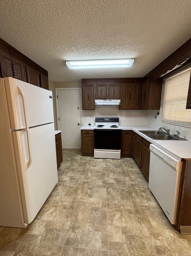 Building Photo - 3 bed, 1.5 bath - Available Now! MileStone...