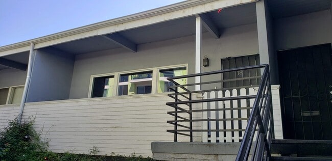 Building Photo - 11032 Moorpark St