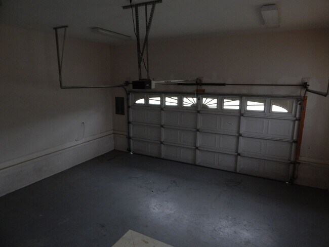 Building Photo - 3 Bedroom 2 bath in The Cape- Community Pool.