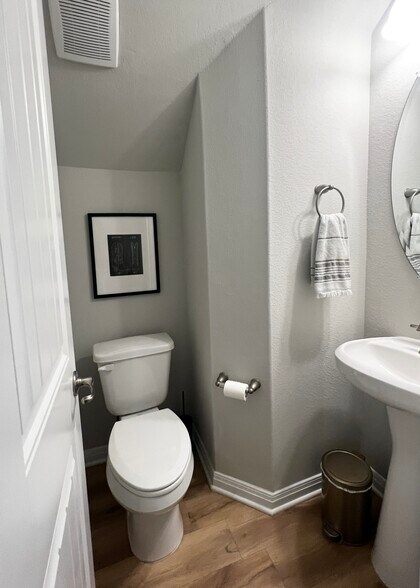 Powder Bath - 1025 Harwell Loop