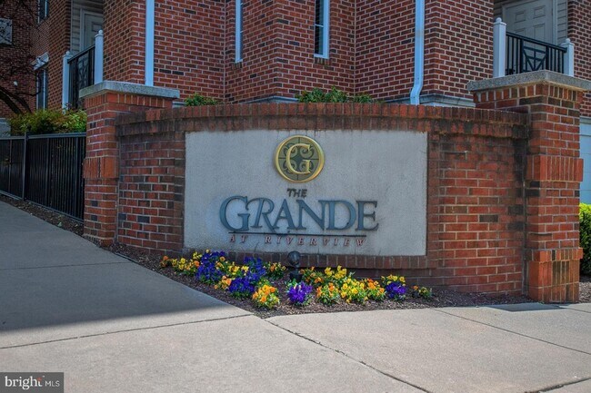 Building Photo - 300 W Elm St