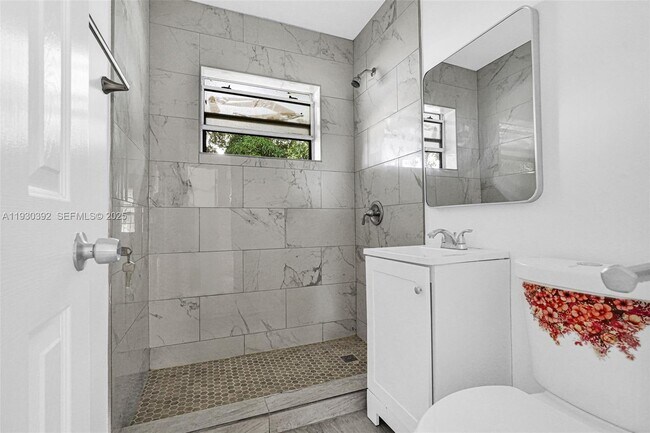 Building Photo - 14600 NE 14th Ave