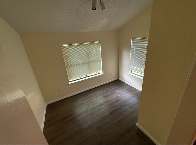Building Photo - Beautifully updated 3-bedroom, 2.5-bathroom home