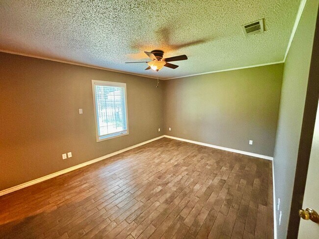 Building Photo - Pre-leasing for early July move in!