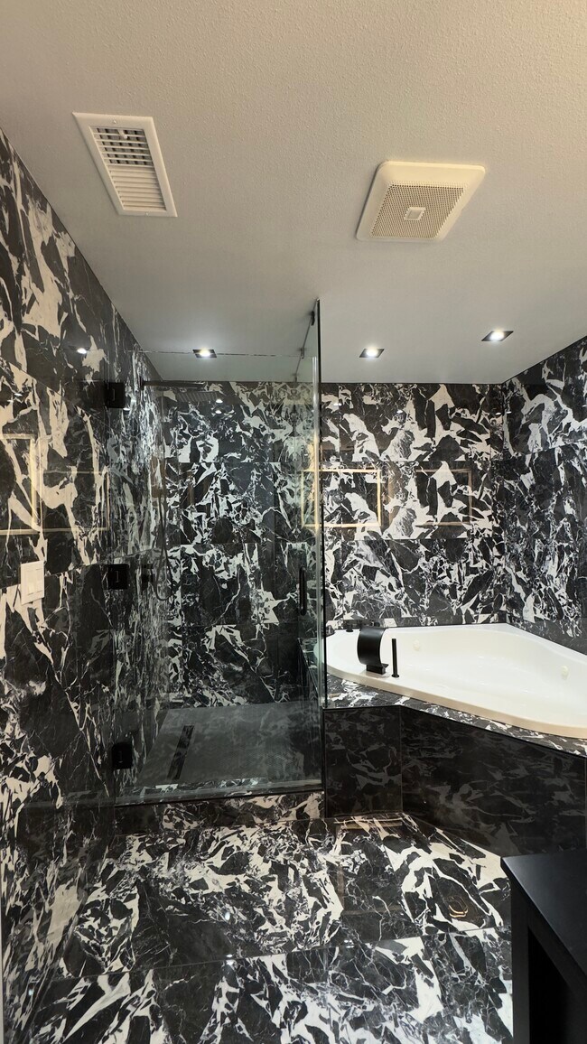 Building Photo - 6552 N Augusta St