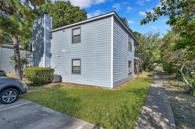 Building Photo - 900 Holly Dr