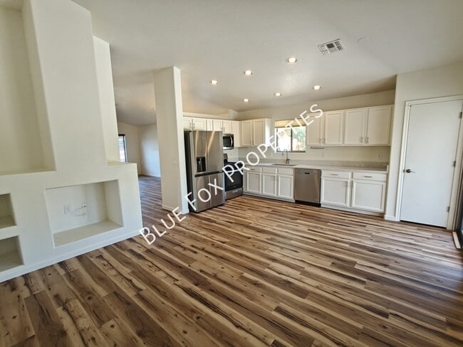 Building Photo - 600 E River Walk Dr