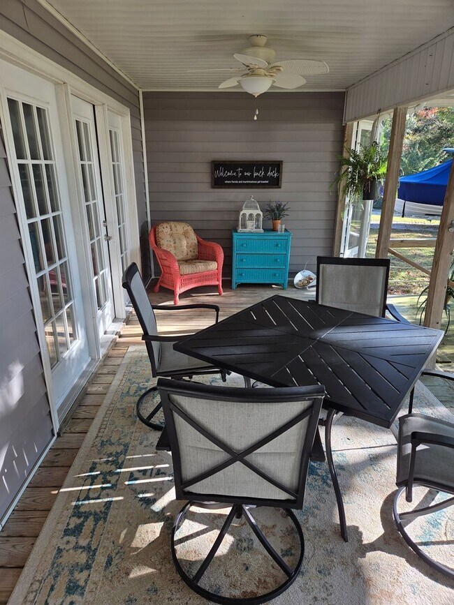 Building Photo - Beautiful 3 bedroom, 2 bath house with one car garage, located on Jonaquins Creek.