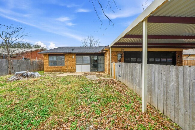 Building Photo - Charming 3-Bed Brick Home with Spacious Layout, Updated Floors & Cozy Fireplace in Grand Prairie