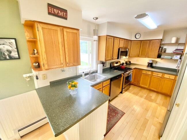 Building Photo - 3 Bedroom Home Colchester Available 8/15th!