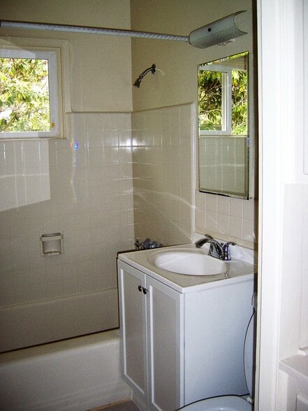 Building Photo - 830 Felspar St