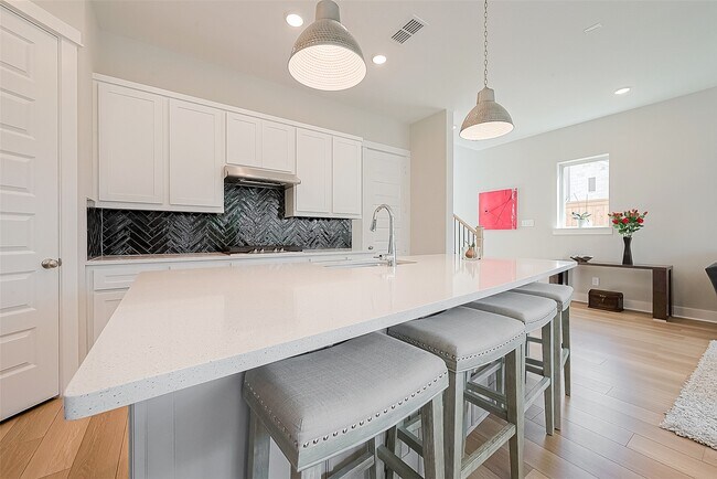 Building Photo - 10915 Brambling Wood Dr