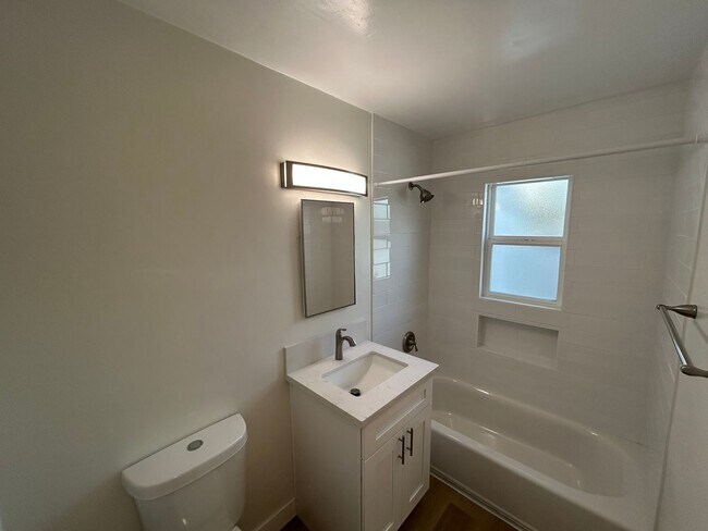 Building Photo - 1 Bed/1 Bath Pacific Beach