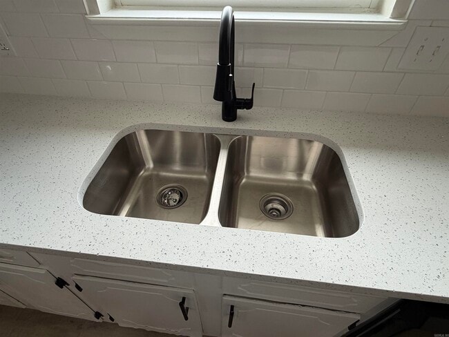 Building Photo - 10911 Vernon Dr