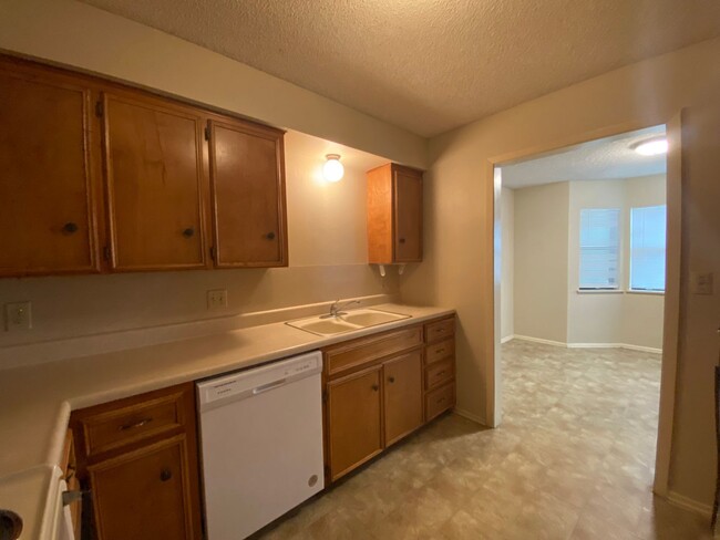 Building Photo - 2/2 Apartment on The Hill! Minutes from La...