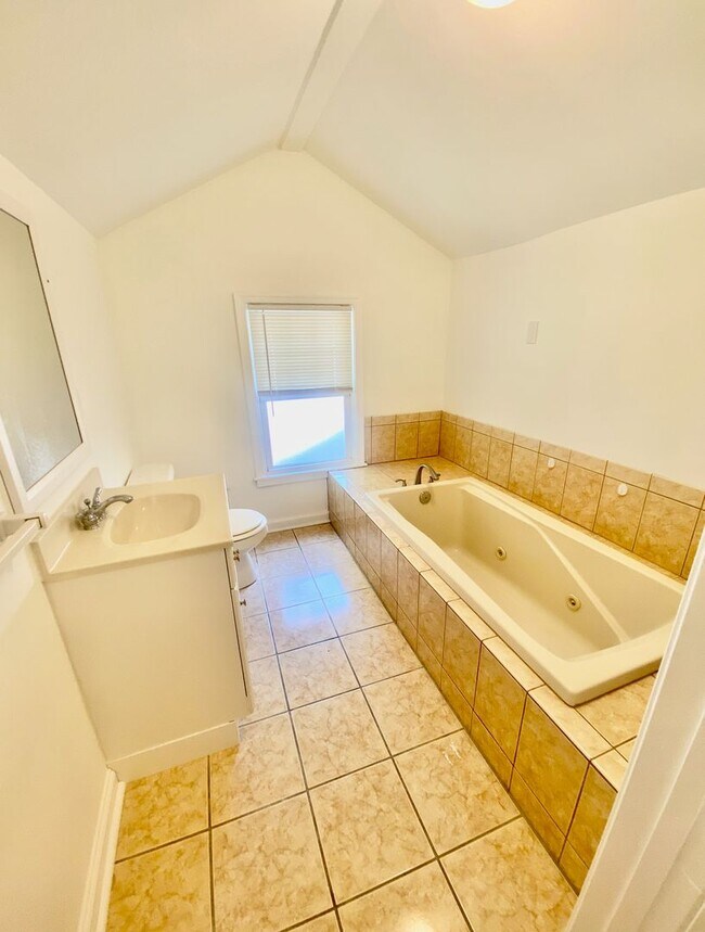 Building Photo - SPACIOUS 4 BED/2 BATH HOUSE-Luxury Vinyl F...