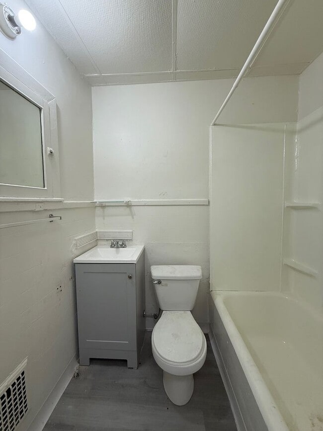Building Photo - Charming 2-Bedroom Townhome in Lincoln-Lar...