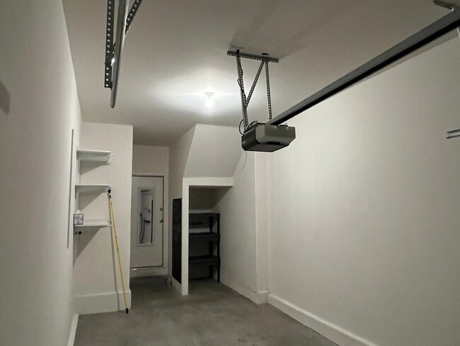 Building Photo - Beautiful Henderson 2 Bedroom Townhouse!