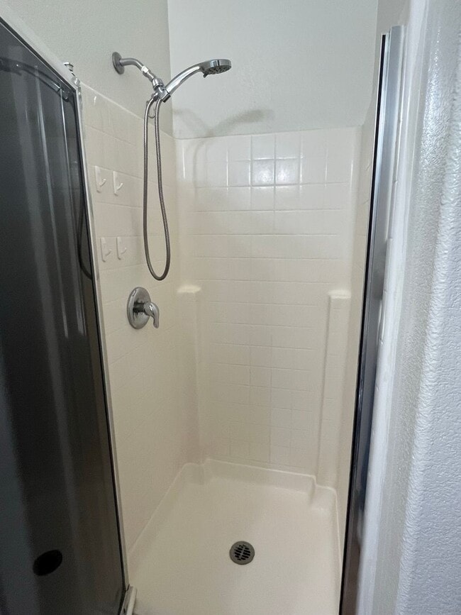 Building Photo - 3 bedroom 2 bath home with large yard avai...