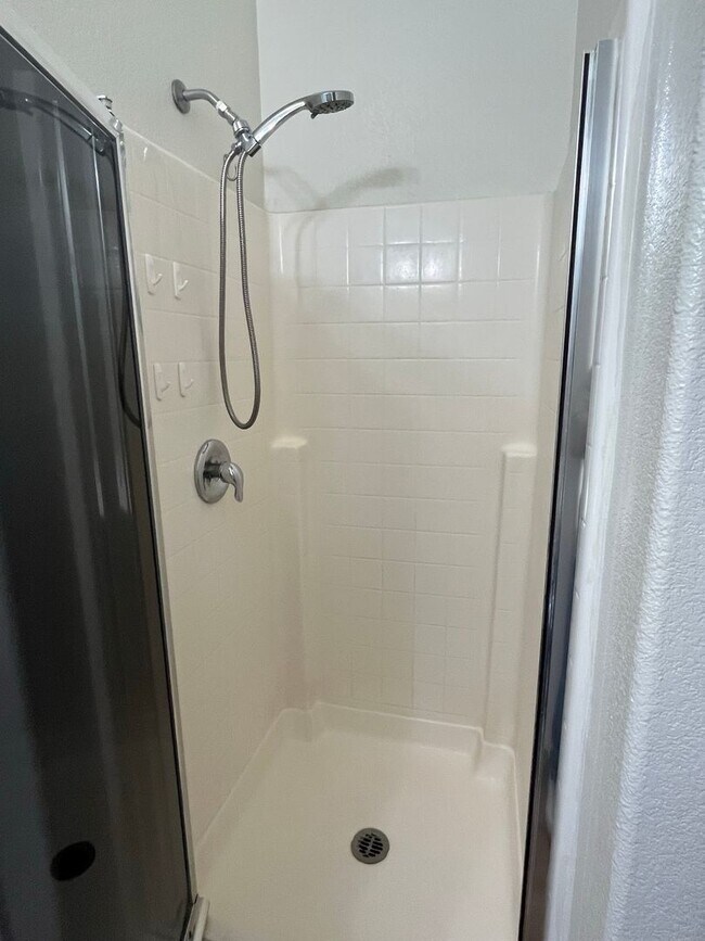 Building Photo - 3 bedroom 2 bath home with large yard available in Adelanto!