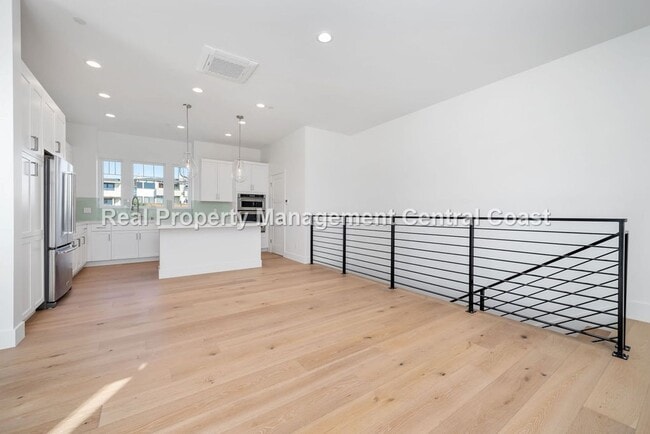 Building Photo - AVAILABLE JULY - Executive Townhome in Avi...