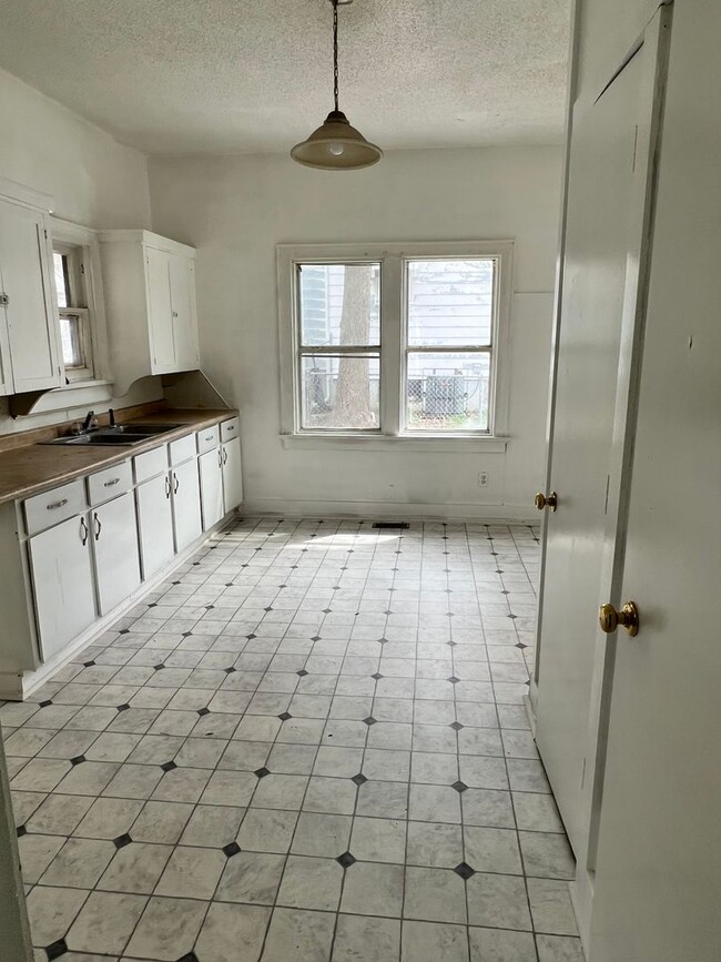 Building Photo - 2 Bedrom 1 Bath with Bonus Room House Pre-...