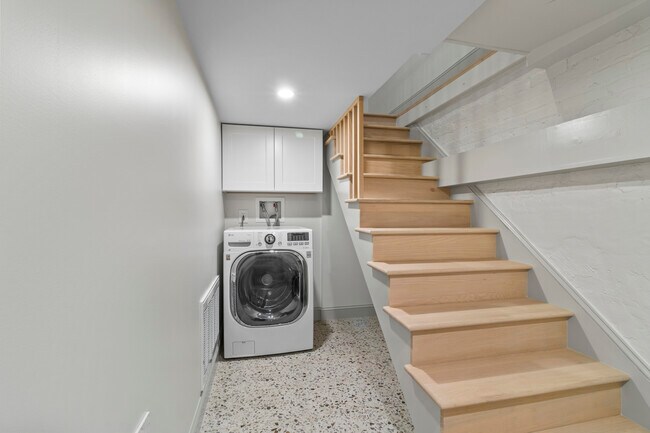 Building Photo - 347 Kosciuszko Street