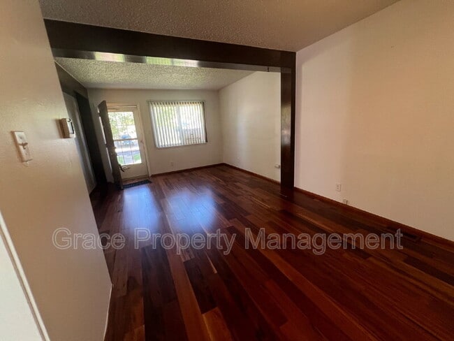 Building Photo - 8910 Hoyt Dr