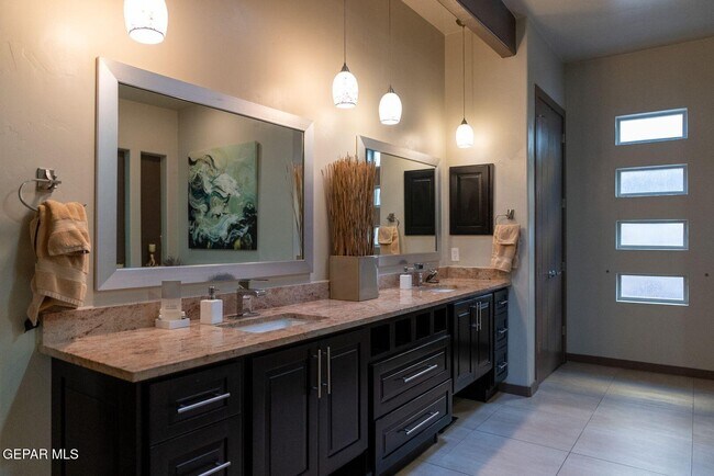 Building Photo - 7200 Kiowa Creek Dr