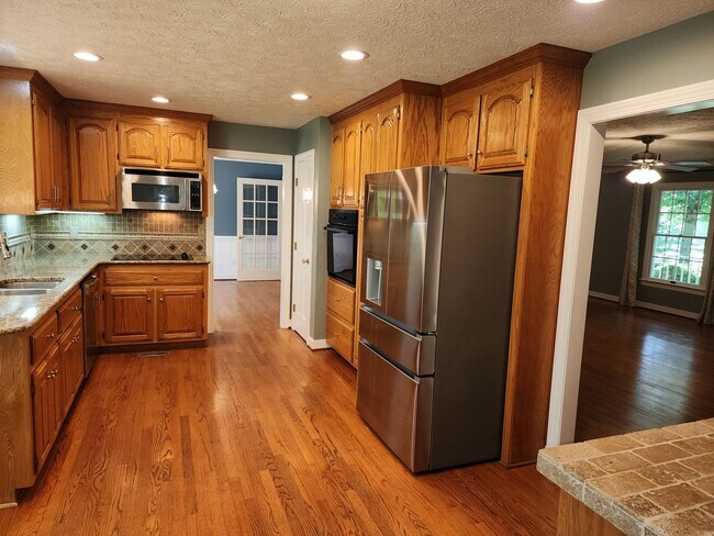 Building Photo - Incredible Spacious Home in Five Lakes!