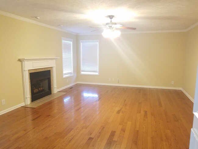 Building Photo - Awesome floor plan! Huge 4 Br + Bonus Rm!!...