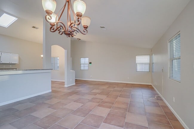 Building Photo - Home in NW Bakersfield!