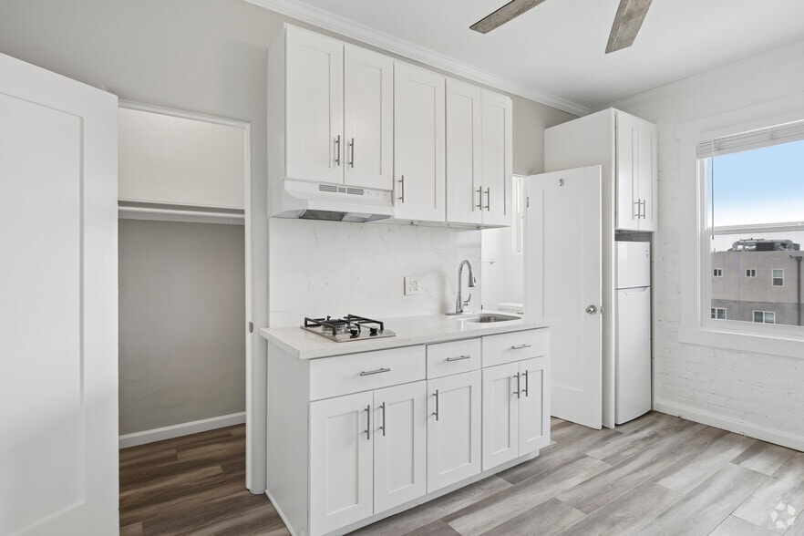 Studio, 1BA - 225SF - Kitchen - Hollywood Melrose Apartments