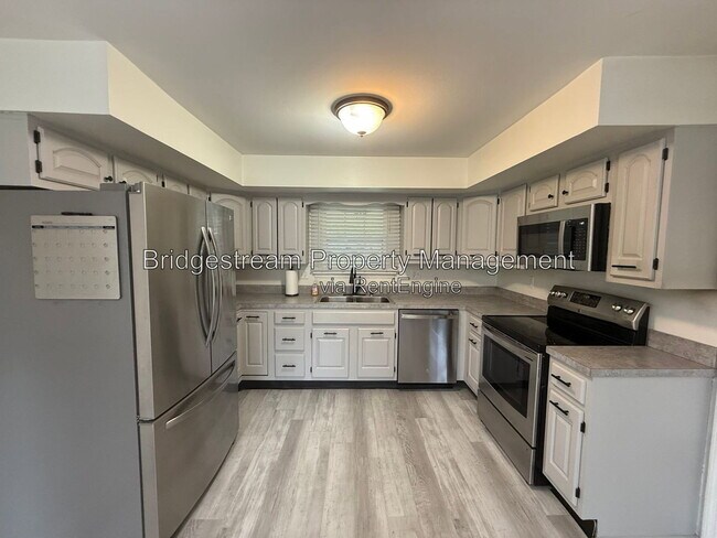 Building Photo - 4225 Fernbrook St