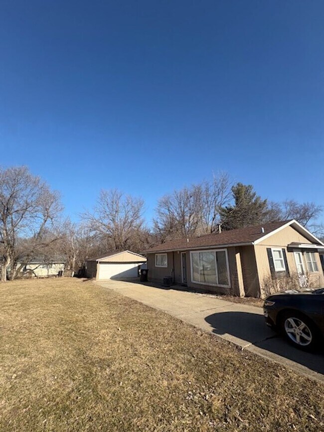 Building Photo - House for Rent with detached garage 3 BR/ 1 BA