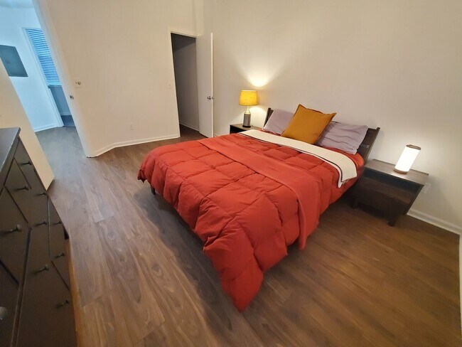 Building Photo - 1 Bedroom Condo