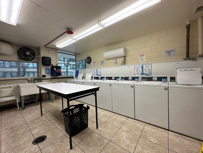 Building Photo - 5757 N Sheridan Rd