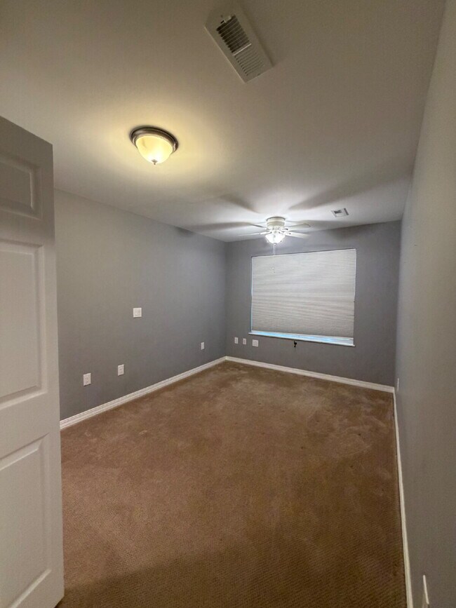 Building Photo - 1270 Skyview Dr