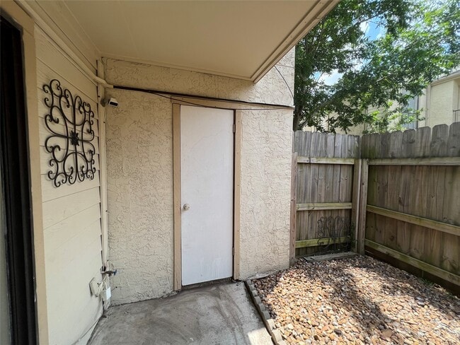Building Photo - 10075 Westpark Dr