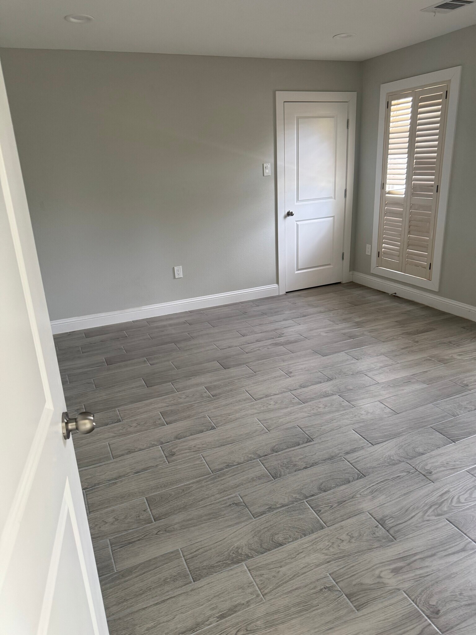 Building Photo - 2700 Country Club Dr