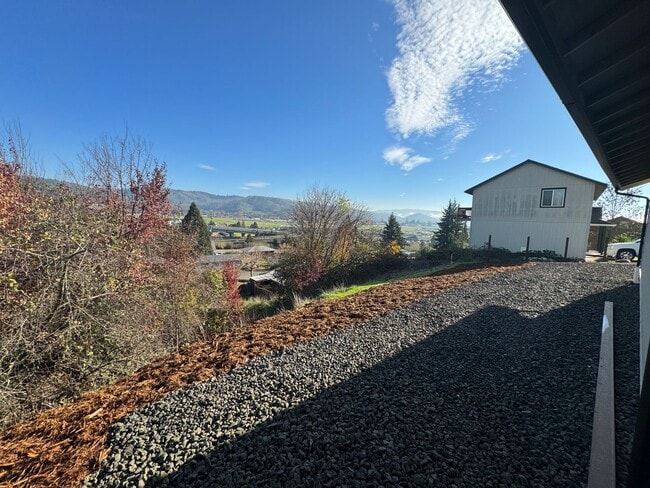 Building Photo - Newer 3 Bed 2 Bath Home In Roseburg