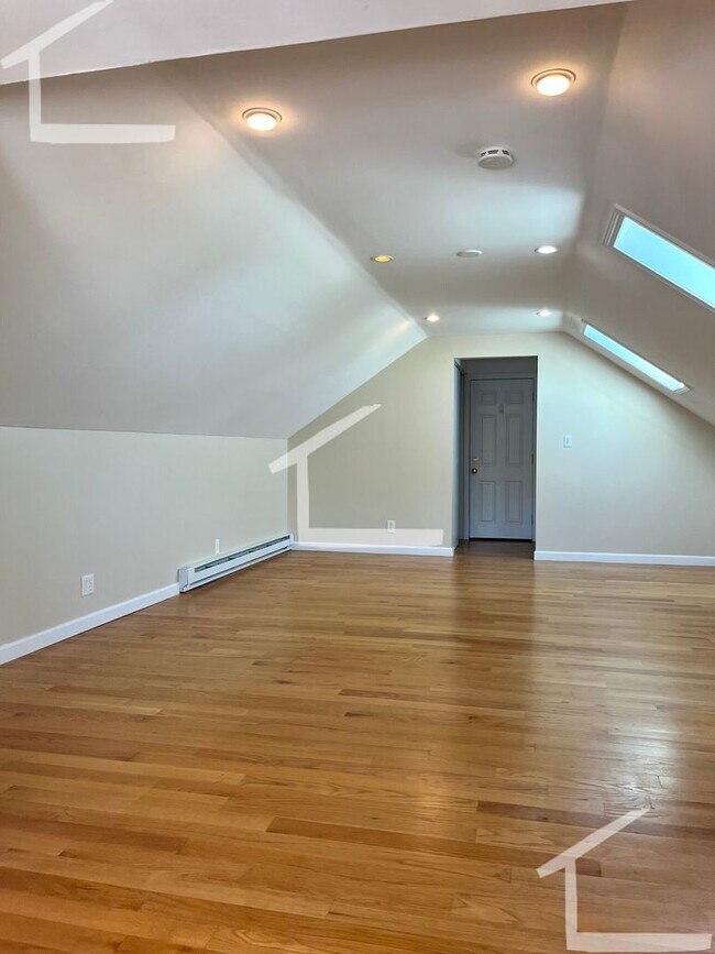 Building Photo - Free Laundry, Parking, Stainless Steel appliances, Backyard