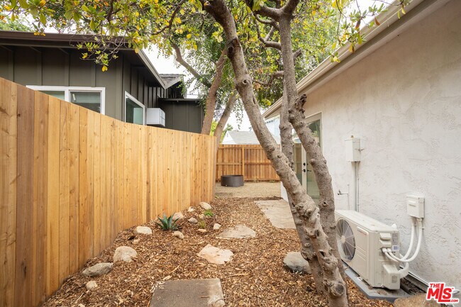 Building Photo - 4949 Sycamore Terrace