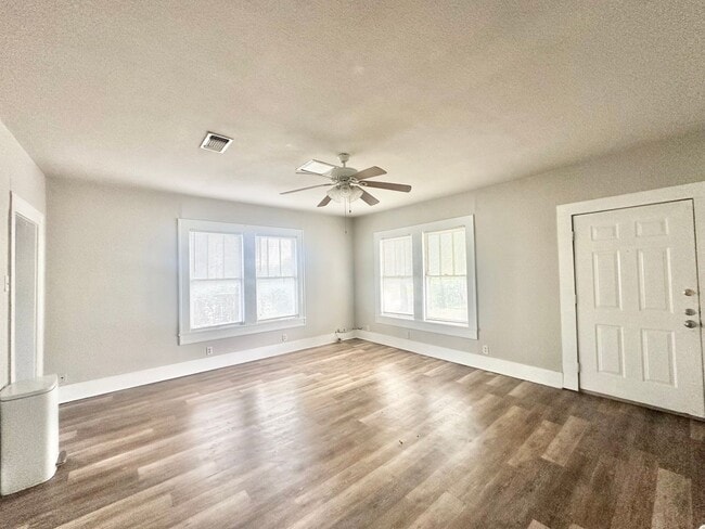 Building Photo - 2613 N Elm St