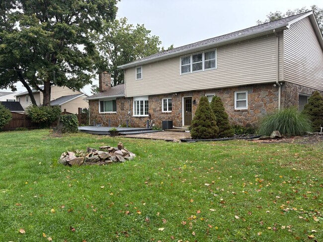 Building Photo - 4 Bedroom Single Family Home Available in ...