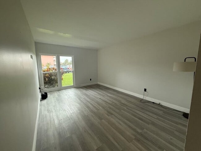 Building Photo - 719 S Beach St