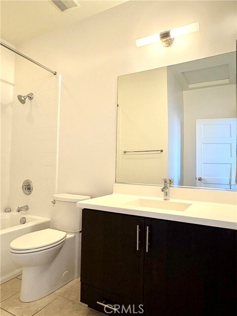 Building Photo - 12 Empire Dr