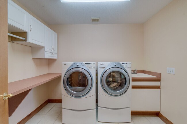 Building Photo - 4 bed 2 full bath 2 half bath home in Lambertville with finished basement for rent!