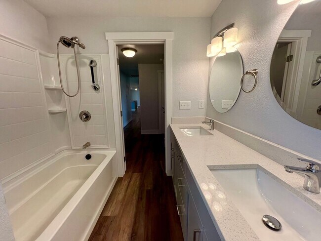 Building Photo - Fully Remodeled 4 Bed 3 Bath Home in the C...